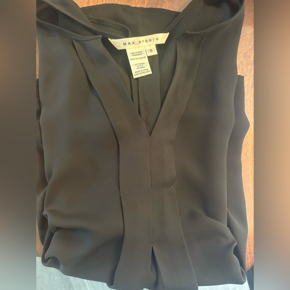 EUC -Max Studio Black V-Neck Pleated Blouse Short Sleeve High-Low Hem Size S - Picture 8 of 8